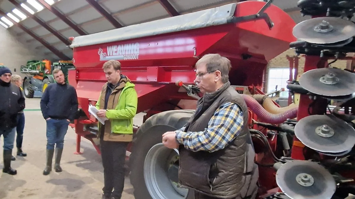 Godsejer Gregers Hellemann (th) fremhæver især indkøbet af sin såmaskine til at så direkte i stub, Weaving Seed Drill 6000T, som en god og skelsættende anskaffelse i 2018.