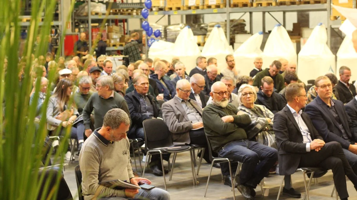 Der var godt fyldt op i lagerhallen hos Vestjyllands Andel, hvor Folkemødet fandt sted. Fotos: Henning K. Andersen