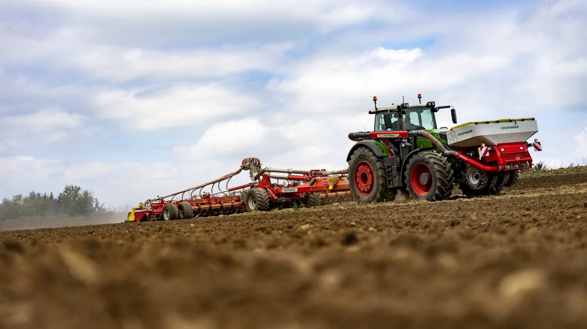 Pöttinger lancerer på Agritechnica-udstillingen en ny overkørselskombination til såning i stub eller til såbedsforberedelse. En Terria-stubharve er koblet sammen med Terradisc 8001 T/10001 T tallerkenharve samt Amico F-fronttanken. Nu kan jordbearbejdning, såning og gødskning udføres samtidigt. Foto: Pöttinger