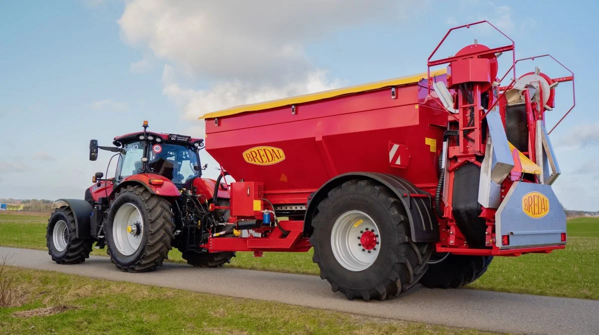 Den nye Bredal K110XESC kalk- og gødningsspreder med store hjul, som kan køre i plejesporene under spredning af kalk, får Agritechnica-præmiere. Foto: Bredal