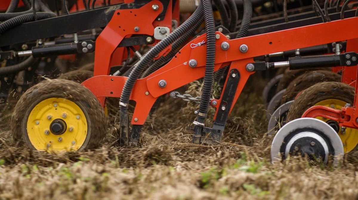 Seed Hawk-tandskæret har været kendt på canadiske marker i mere end 30 år. Nu introduceres det på den nye no-till-såmaskine, SeedHawk 600-900C, som er udviklet til blandt andet det europæiske marked. 