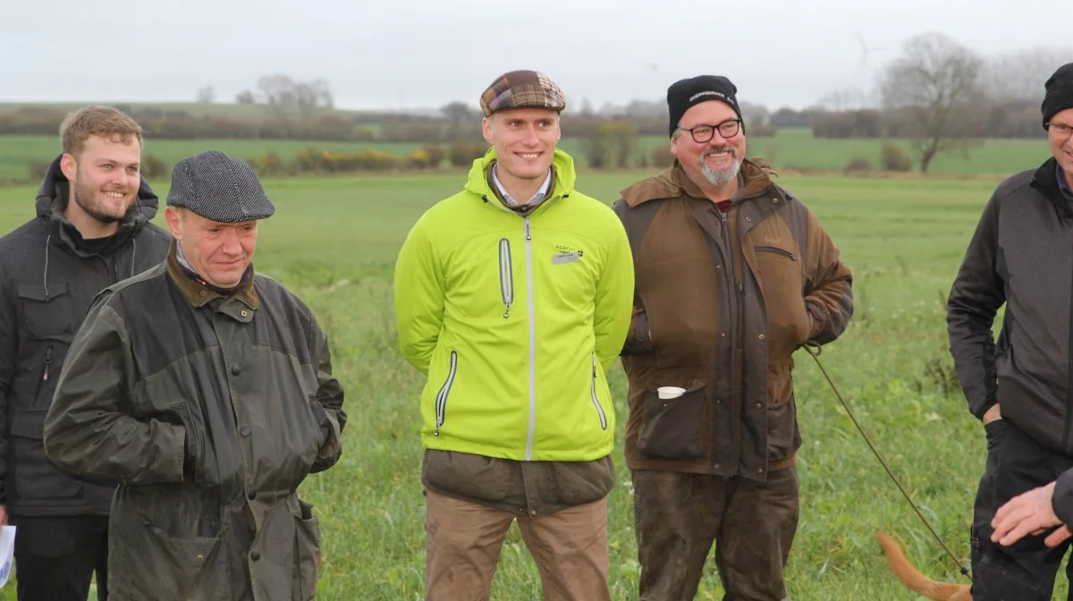 Frederik V. Larsen (i midten), der til daglig er planteavlskonsulent hos Agrovi, er meget begejstret for living mulch-konceptet. Tirsdag fortalte han engageret til de fremmødte i forbindelse med en markdemo på fødegården Barløsegaard ved Assens. Fotos: Henriette Lemvig