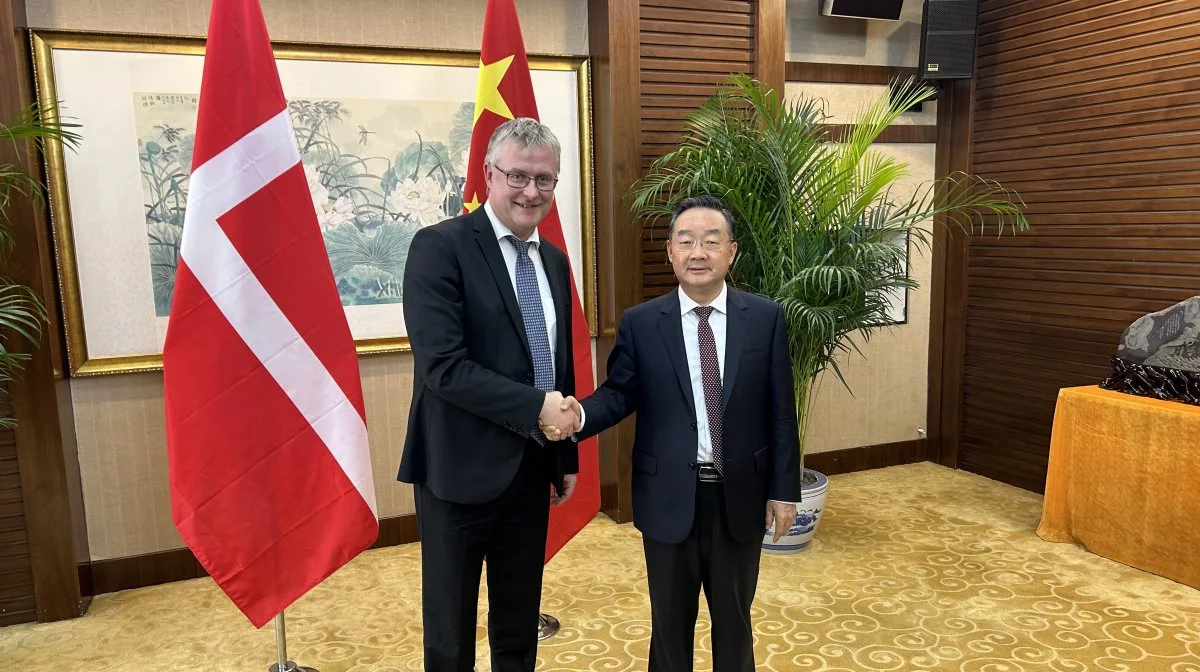 Fødevareminister Jacob Jensen(V) hilser på repræsentanten Mr. Tang fra det kinesiske landbrugs- og landdistriktsministerium, der var med til at forhandle den dansk-kinesiske aftale på plads. . Foto: Fødevareministeriet
