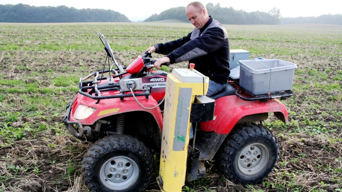 Udtagning af jordbundsanalyser kan give mange data, der i det nye Næsgaard Soil-program kan samles ét sted på mobiltelefonen. Arkibfoto