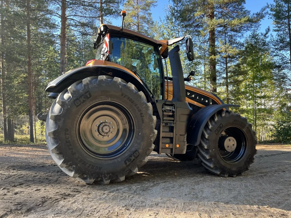 Valtra S-serie kan udstyres med to hydraulikpumper, hver med en kapacitet på 200 liter i minuttet. Den ene pumpe er således tilknyttet udtag 1, 2 og 3, mens den anden tager sig af udtag 4, 5, 6 samt LS. Foto: Kasper Stougård