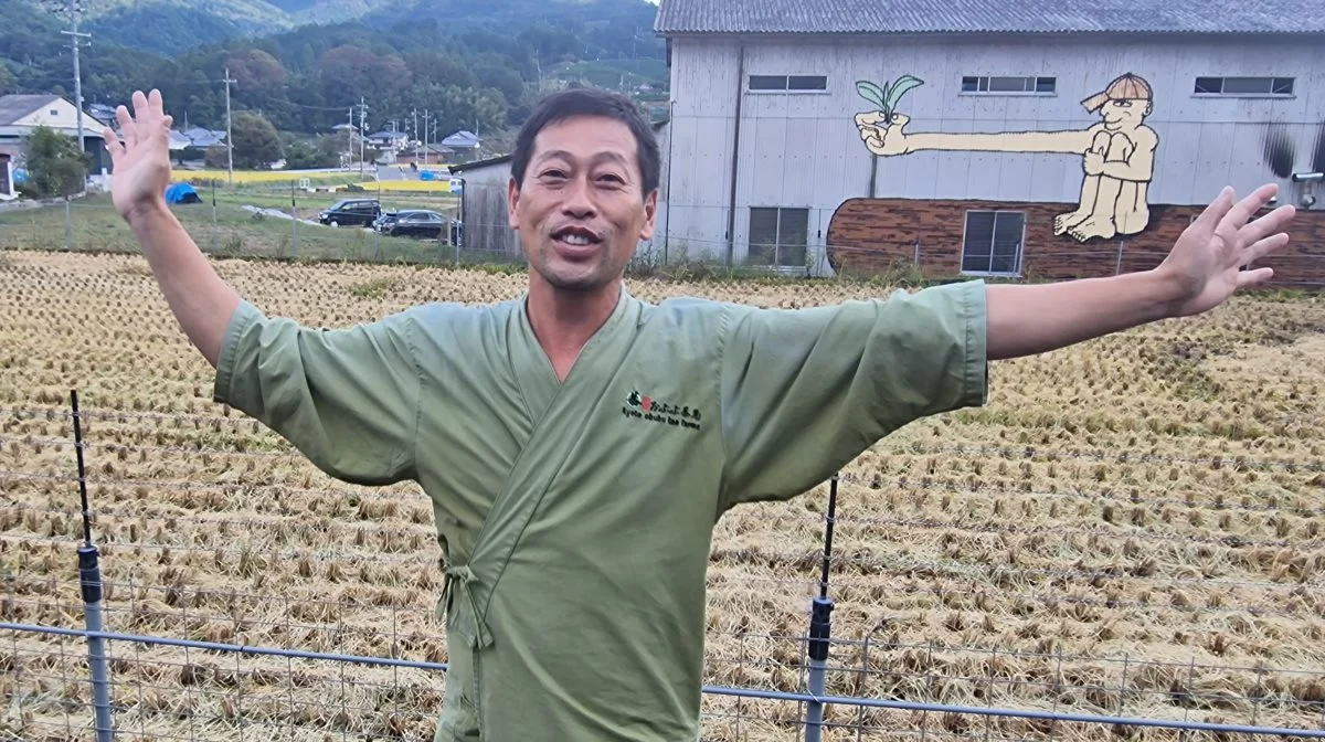 Den japanske landmand Hiro Akky har for få år siden overtaget familiens landbrug, der gennem generationer har været dyrket med teplantage og rismarker. Her byder han en flok danske landmænd velkommen i oktober. Fotos: Jørgen P. Jensen