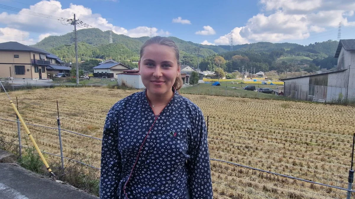 Helt usædvanligt for japanske landmænd har Hiro Akky udenlandske praktikanter på flere måneders arbejdsophold fra mange lande – i øjeblikket blandt andre danske Elvira Batko, der har taget en pause fra sine studier i København for at studere te. 