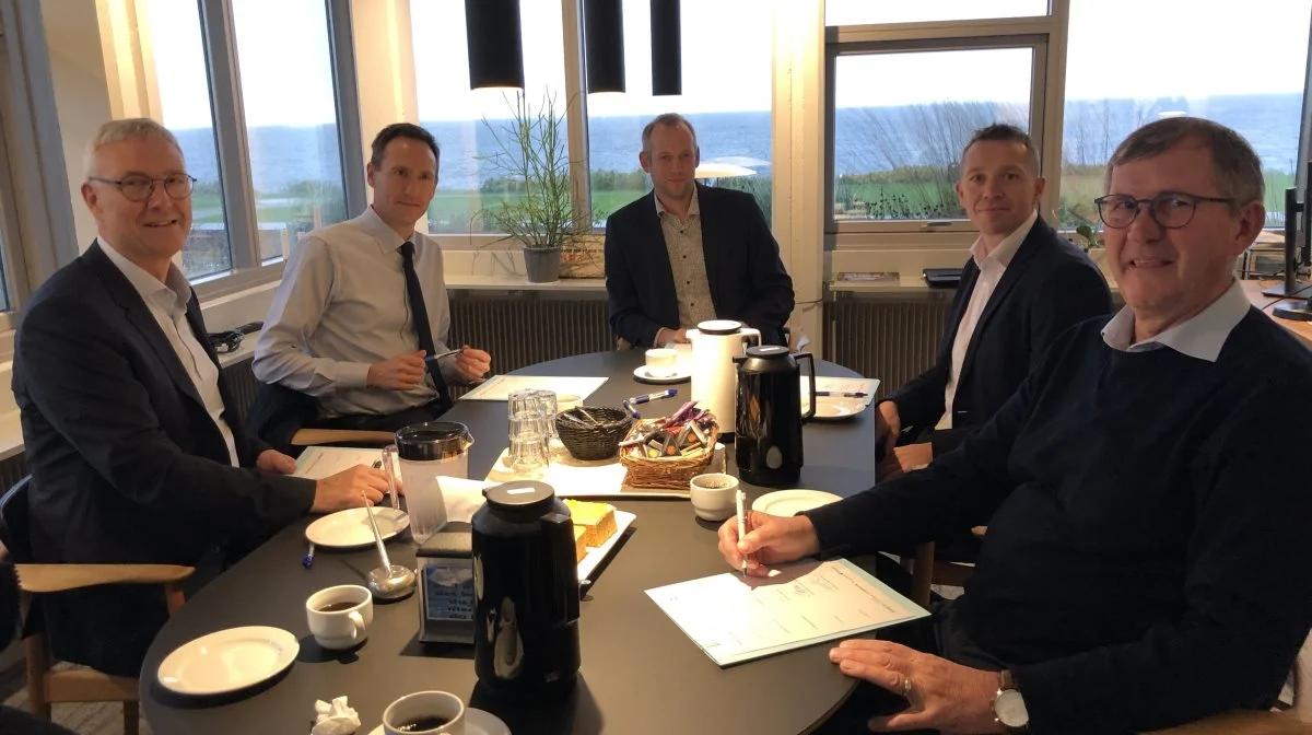 Projektaftalen blev i sidste uge underskrevet på borgmesterkontoret i Ringkøbing. Fra venstre mod højre er det: Landbrugsdirektør i Vestjysk Bank Finn Lauritsen, landbrugschef i Skjern Bank Christian Nørskov Thomsen, bestyrelsesformand for Vestjysk Jacob Spangsberg, landbrugschef i Ringkjøbing Landbobank Lasse Bro og borgmester Hans Østergaard.