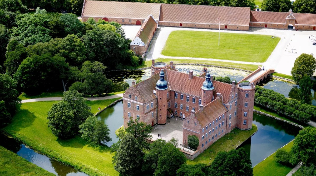 Snart bliver der lagt omkring 20.000 nye tagsten på herregårdsmuseet Gammel Estrup. Projektet forventes at vare til september 2024 og er muliggjort via en 25 millioner kroner stor bevilling fra AP Møller Fonden. Foto: Hans-Henrik Tholstrup.