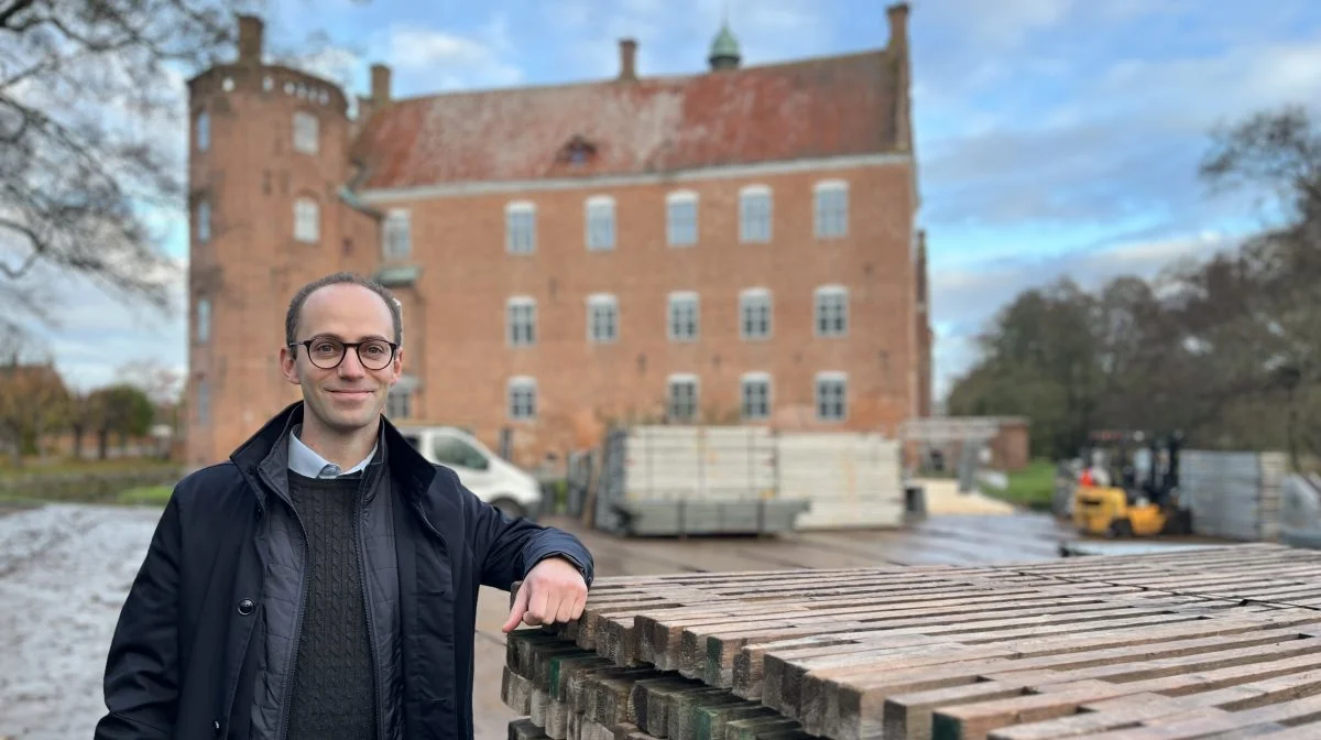 - I løbet af november påbegynder Gammel Estrup Danmarks Herregårdsmuseum sit hidtil største restaureringsprojekt, når det 100-år gamle tag på herregården skal udskiftes, fortæller museumsdirektør Kasper Steenfeldt Tipsmark. Foto: Gammel Estrup Danmarks Herregårdsmuseum.