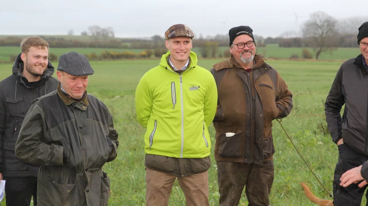 Frederik V. Larsen (i midten), der til daglig er planteavlskonsulent hos Agrovi, er meget begejstret for »living mulch« -konceptet. Tirsdag fortalte han engageret til de fremmødte i forbindelse med en markdemo på fødegården Barløsegaard ved Assens. Fotos: Henriette Lemvig