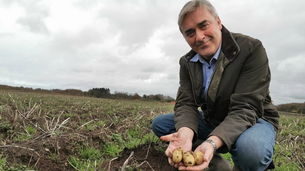 Henrik Terp inviterede indenfor på Sanderumgaard, hvor der tirsdag eftermiddag var markdemo med fokus på efterafgrøder i blandt andet kartofler og direkte såning. Foto: Anne Kjærsgaard Krogh