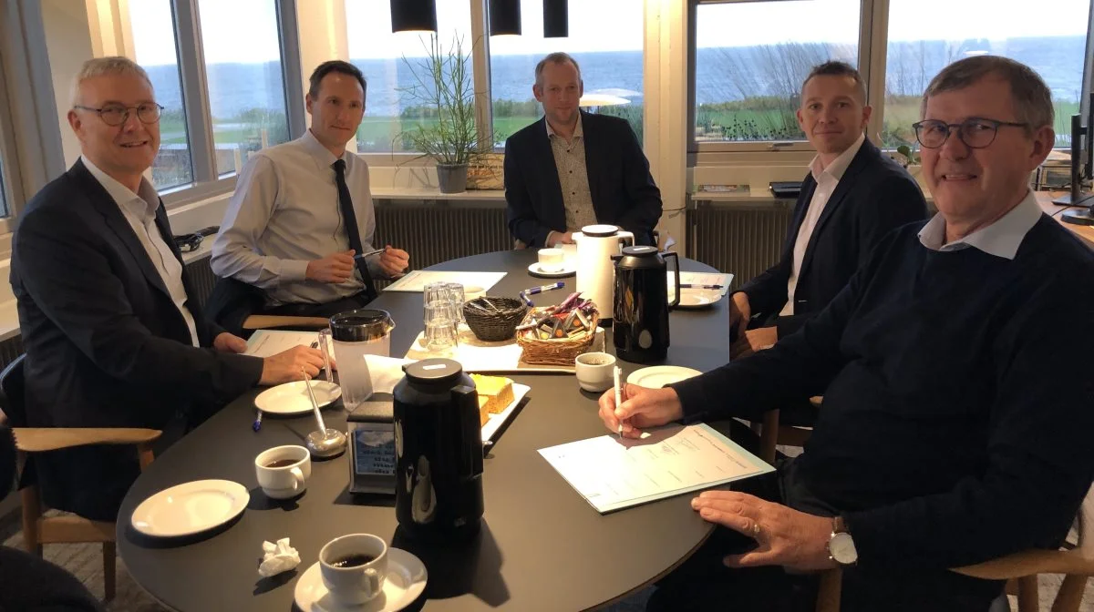 Projektaftalen blev forleden underskrevet på borgmesterkontoret i Ringkøbing. Fra venstre mod højre er det: landbrugsdirektør i Vestjysk Bank Finn Lauritsen, landbrugschef i Skjern Bank Christian Nørskov Thomsen, bestyrelsesformand for Vestjysk Jacob Spangsberg, landbrugschef i Ringkjøbing Landbobank Lasse Bro og borgmester Hans Østergaard. Pressefoto