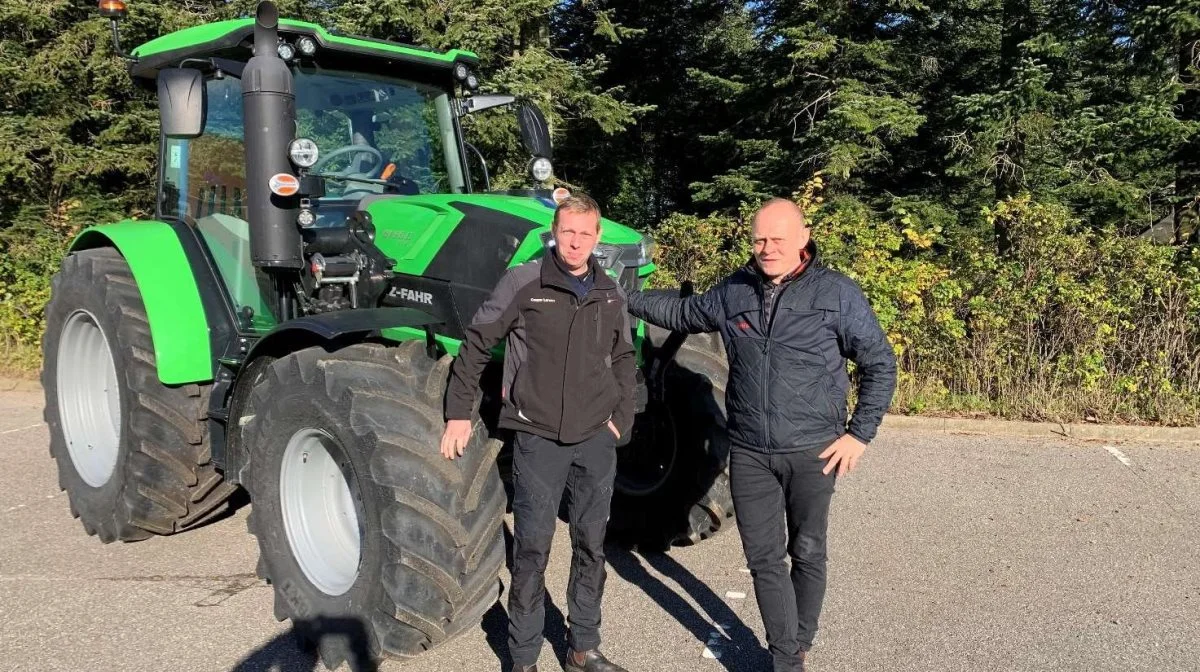 På billedet ses indehaver af Midtfjord Agro, Casper Larsen, samt uddannelseschef ved HEG, Aksel Gaardsted Christiansen, foran den nye traktor til uddannelsesbrug. Foto: HEG