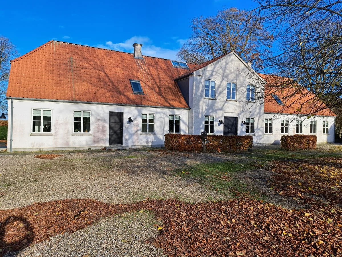 Smukke Svejgaard i efterårssol. Til slægtsgården hører 245 hektar god, østjysk muld. Foto: Louis Andreas Michaelsen.