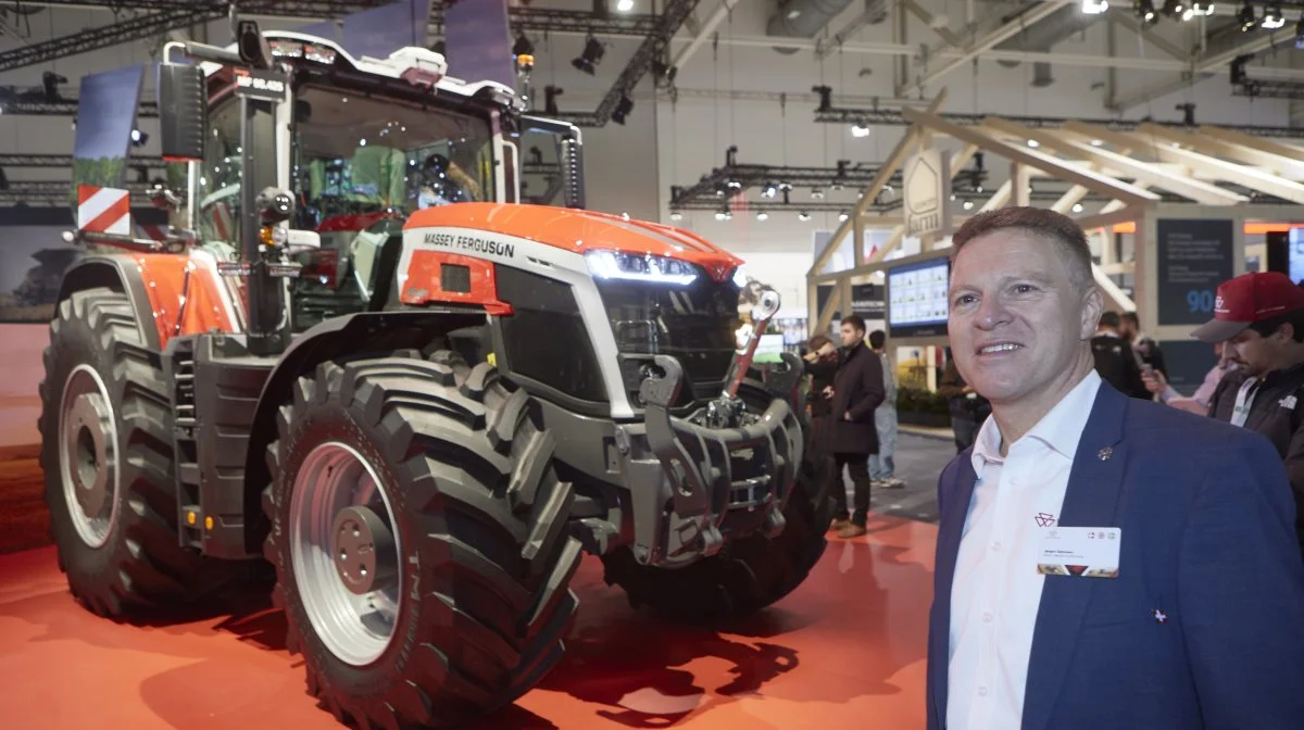 - 9S-serien en meget kompakt og smidig stortraktor med en akselafstand på kun 3,10 meter. Det gør den perfekt til det danske marked, pointerer salgschef Jørgen Sørensen, Agco Danmark, der her ses efter afsløringen af flagskibet MF 9S.425 ved åbningen af Agritechnica, Fotos: Erik Hansen