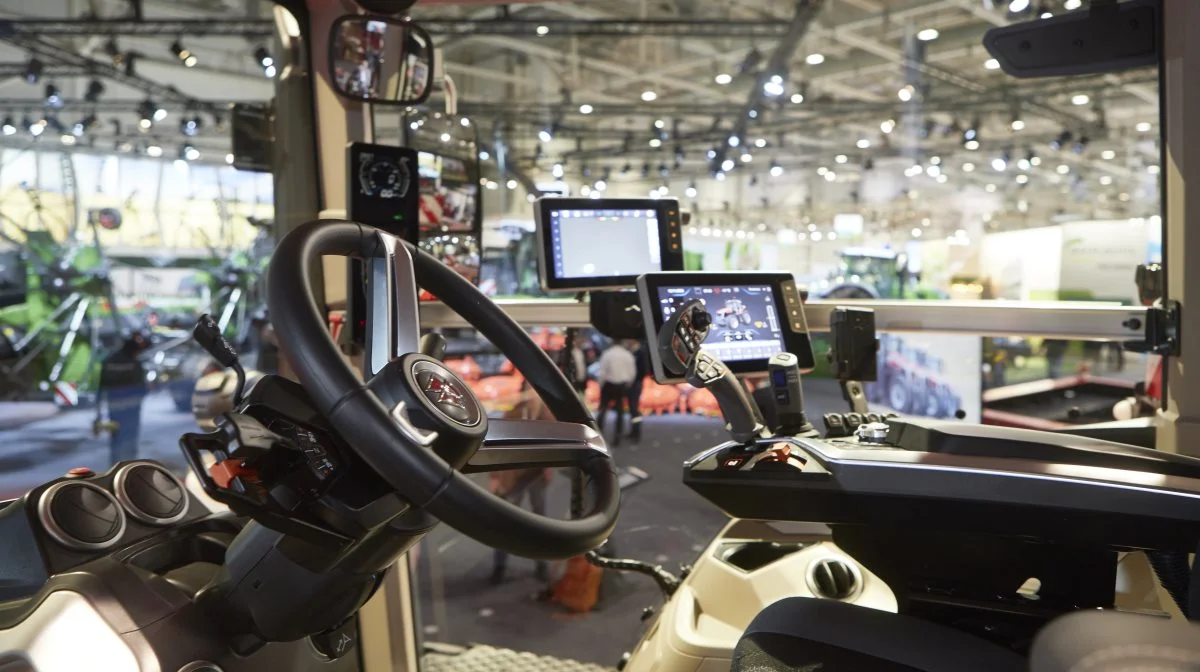 Flot udsyn ud over hele Agco-standen fra den 3,4 kvadratmeter store kabine på MF 9S.425-modellen.