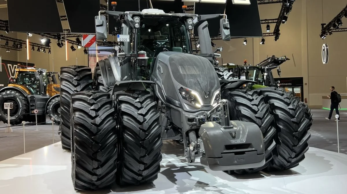 Valtra fylder tanken på traktorerne med bæredytigt diesel, inden de forlader fabrikken i Finland. I fremtiden vil de øvrige brands i Agco-familien, Fendt og Massey Ferguson, gøre det samme. Fotos: Kasper Stougård 