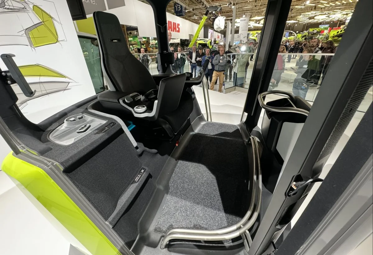 Et forskningsprojekt, Cab 4.0 – OnField, er den nyeste teknologi som joystickstyring, registrering af førerens egnethed og øjensporing for at vise, hvordan fremtidens arbejdsplads kan se ud. Foto: Per Jørgensen
