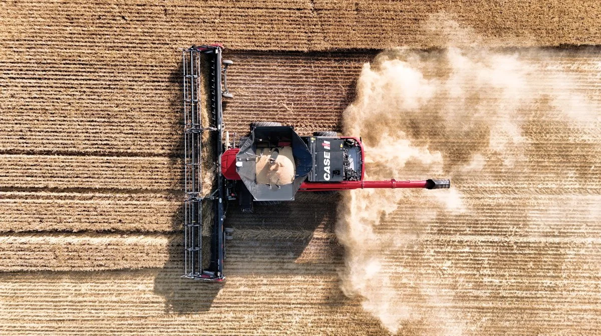 Case IH er klar med en stormejetærsker i AF 10-serien, der bliver lanceret i 2024. Maskinen får en topydelse på 775 hk, hvilket er 24 procent mere end tidligere modelle. Korntanken er på 20.000 liter, og tømmehastigheden bliver 210 liter i sekundet. Mejetærskeren år længere rotor – og op til 50 procent mere separation til at behandle højtydende afgrøder. Foto: CaseIH