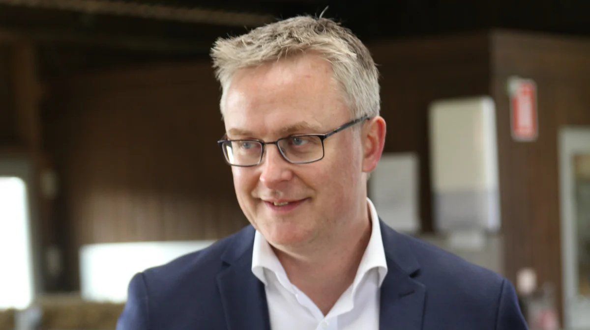 Fødevareminister Jacob Jensen besøgte mandag Dalum Landbrugsskoles afdeling i Korinth. 