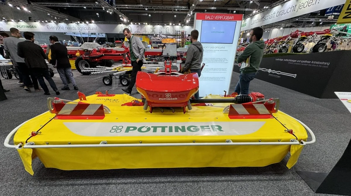 Pöttinger har netop lanceret kurvestyring på Novacat F 3100 på Agritechnica-udstillingen. Ved kørsel med Pöttinger-butterflysæt, hvor skårlæggeren Novacat F 3100 er frontmonteret, vil der ikke længere være overlap med de bageste skårlæggere, da frontskårlæggeren nu tilbydes med automatisk kurvestyring. Foto: Per Jørgensen