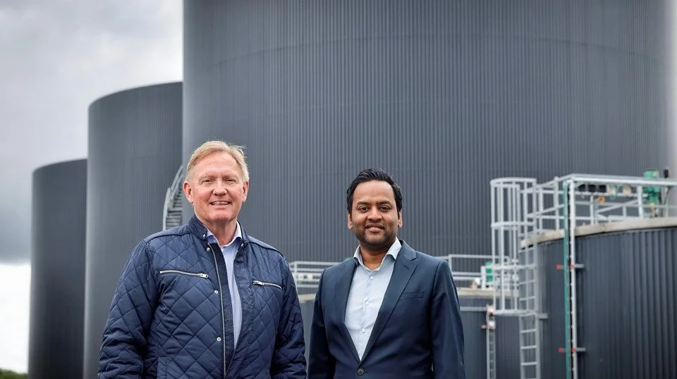 Det store biogasanlæg udenfor Farsø er en del af konceptet Vesthimmerland Go Green. Her ses direktør for BioCirc, Bertel Maigaard (t.h.), sammen med Vesthimmerlands borgmester, Per Bach Laursen. Foto: Vesthimmerlands Kommune