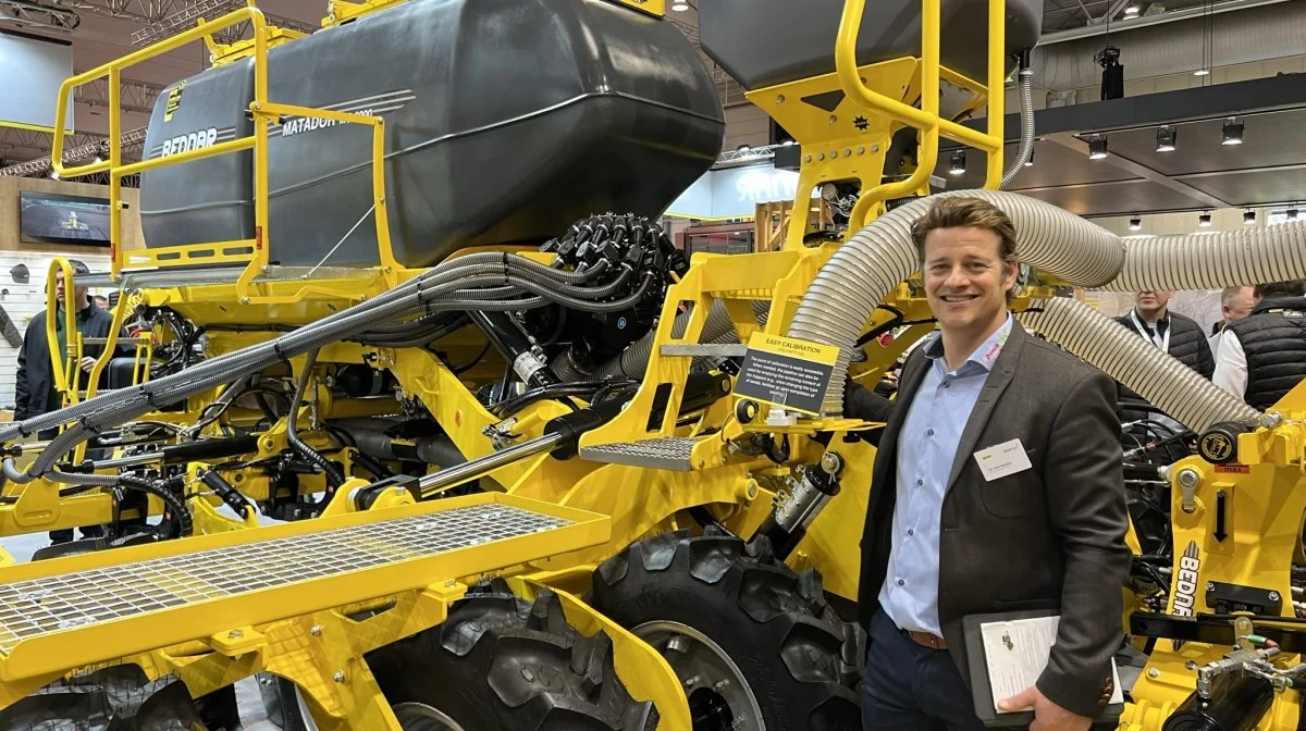 Udløbet, som bruges ved indsåning og ved tømning af maskinen, er placeret, så det er til at komme til, fremhæver salgs- og produktchef for Bednar hos Danish Agro, Carl-Johan Hjerpsted. Fotos: Kasper Stougård 