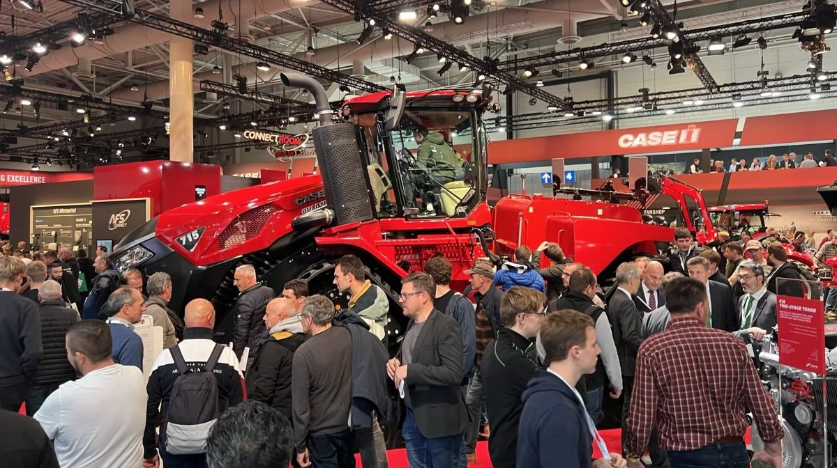 Case IH Quadtrac 715 har været omringet af mennesker hele ugen, men det er ikke kun tendensen til fortsat stigende motorydelser, der præger Agritechnica 2023. Fotos: Kasper Stougård 