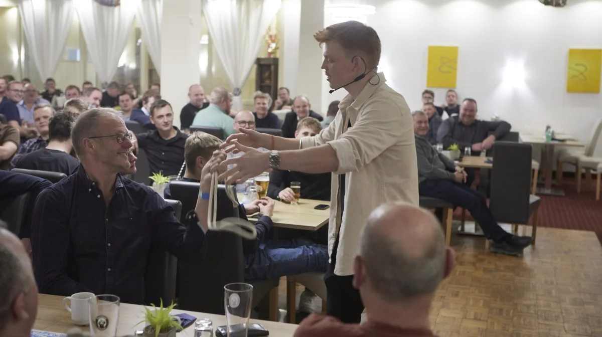 Agritechnica er andet end store traktorer og redskaber. Siden 2007 har maskinmanden Thomas Birkballe fra Mørke arrangeret to-dags busture til messen i Hannover og hotelophold i Harzen. Her blev 1.375 danske landmænd i denne uge underholdt af den dygtige danske tryllekunstner Anders Lilleør.
