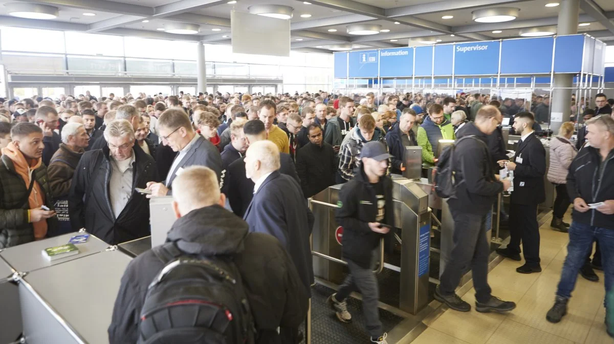 Tilstrømningen til Agritechnica har været stor efter corona-pausen for to år siden. Billedet er fra en af billetlugerne fredag ved halv ti-tiden.