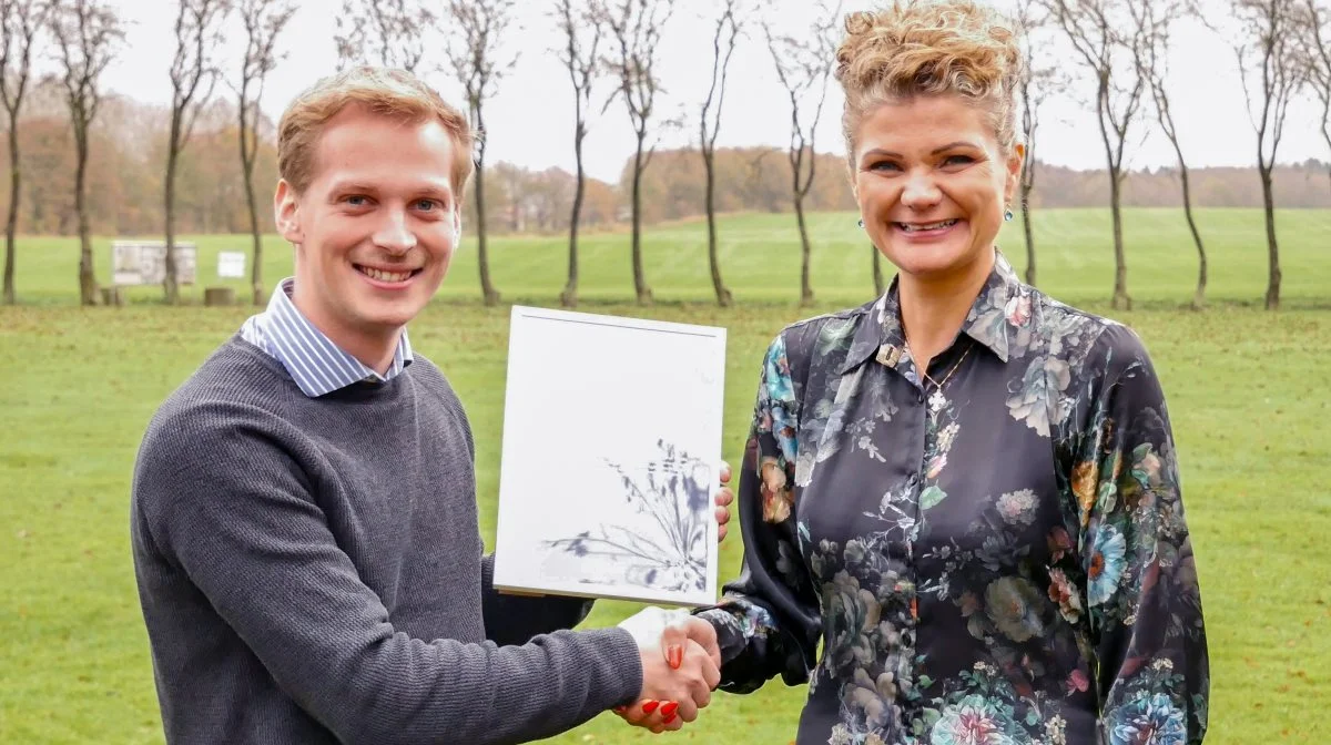 Christian Orthmann fik overrakt diplomet af sin mentor Lene Gade Hovmøller fra Nykredit. Foto: LandboUngdom