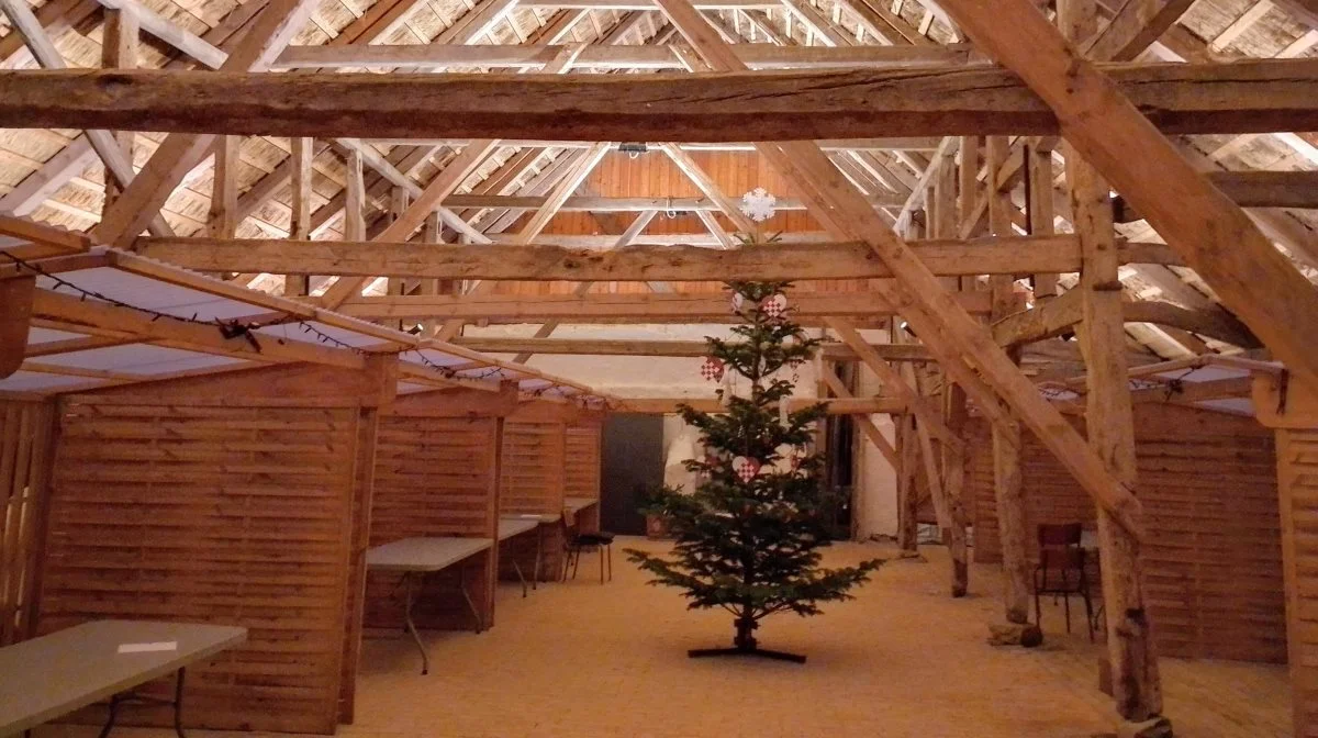 Ny belysning har fået den gamle lade på Herregården Hessel til at lyse op. Foto: Herregården Hessel