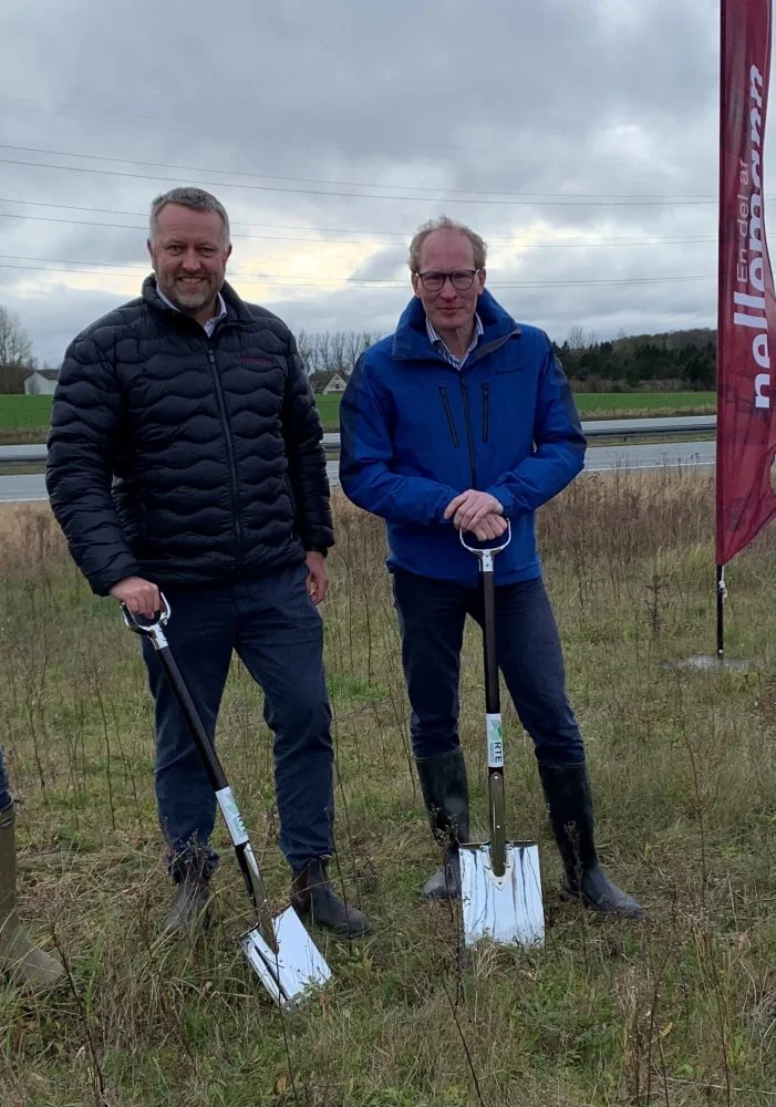 Kristian Refnov, administrerende direktør i Nellemann Machinery (til venstre), og Ringsteds borgmester, Henrik Hvidesten, kort før spaderne blev sat i jorden.  I tredje kvartal næste år skal byggeriet efter planen stå færdigt.