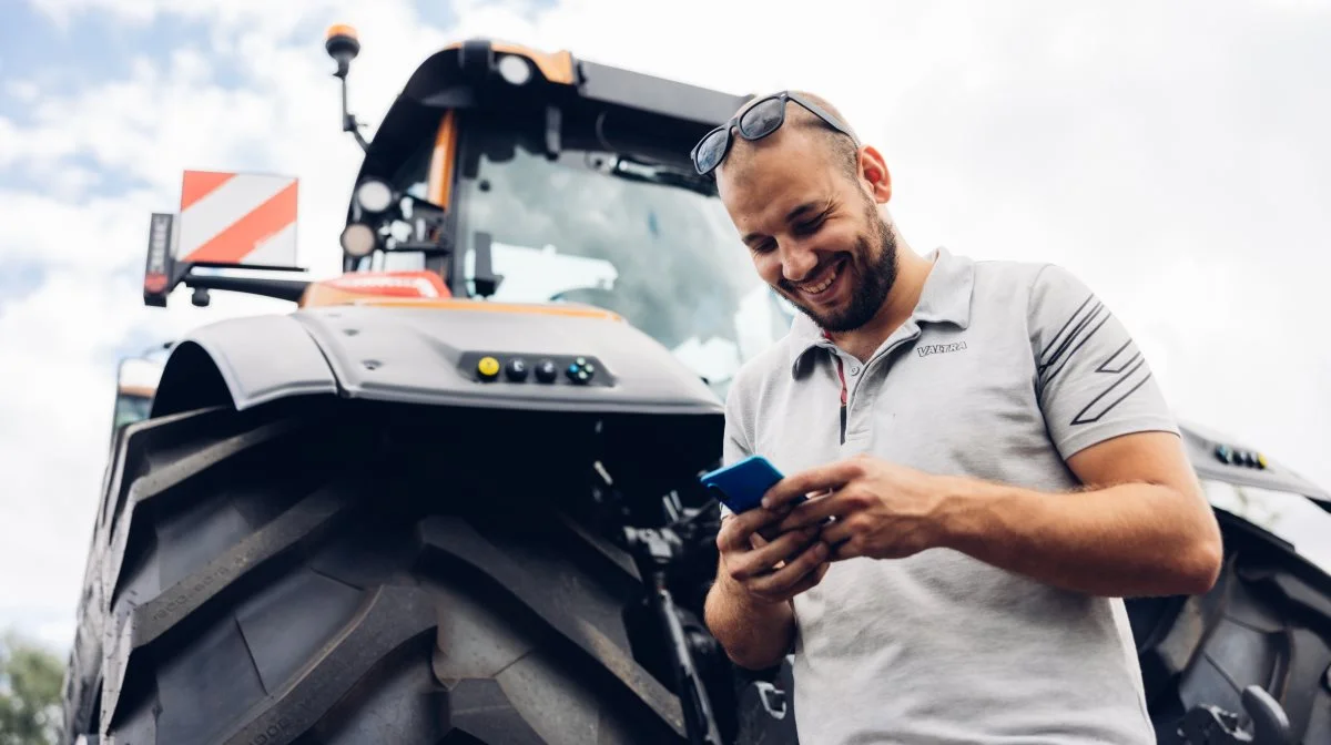 Valtra Coach-appen bruger Smart Farming-teknologien til at generere data, der hjælper førerne med at reducere tomgangstiden, så brændstofeffektiviteten øges, og CO2-udledningen falder. Appen kan spare over 330 liter brændstof om året. Pressefoto