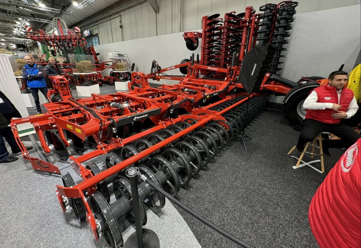 Kverneland Qualidisc T-tallerkenharve har verdenspremiere på Agritechnica-udstillingen. Harven tilbydes i en arbejdsbredde på 12,25 meter, og er udstyret med fire uafhængige sektioner monteret på ramme for at give det samme tryk på hele arbejdsbredden – fra yderst disc til yderst disc. Foto: Per Jørgensen