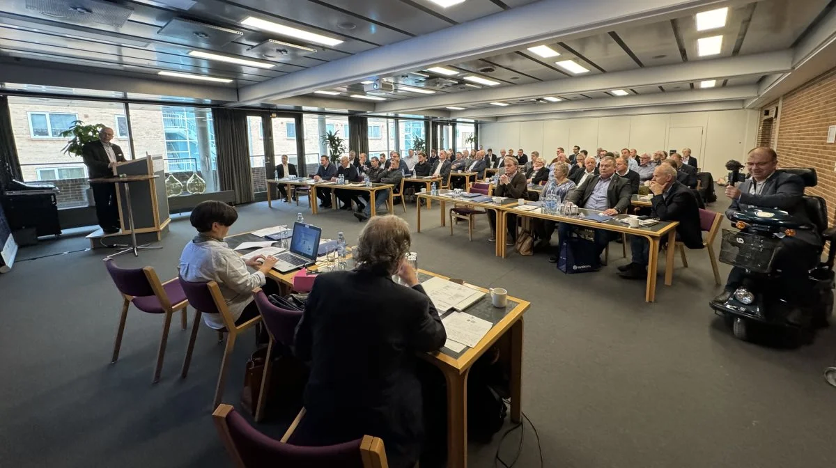 Omkring 60 medlemmer var mødt op til Dansk Maskinhandlerforenings generalforsamling i dag i MCH Kongrescenter i Herning. Der blev lyttet intens til formandens beretning. Foto: Per Jørgensen