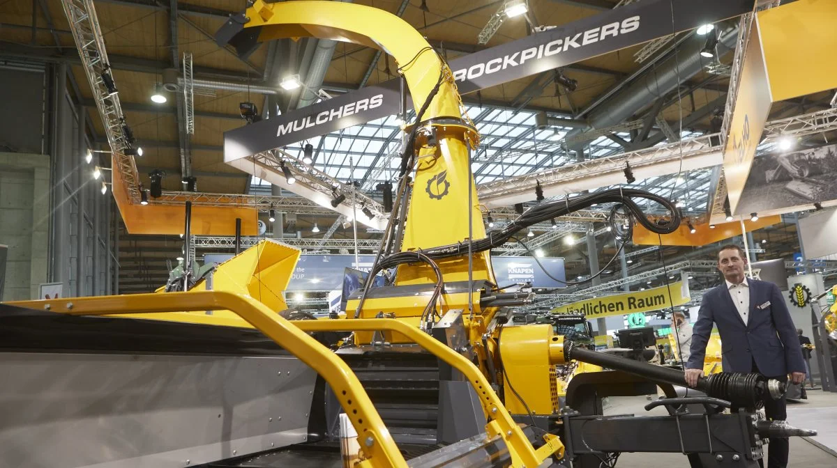 Jakob Rytter, der til daglig arbejder som tømrer, var med på Agritechnica for blandt andet på Elho-standen at fremvise denne nye bugserede snitter med direkte træk fra traktoren på snittercylinderen. Derved kan opnås en kapacitet som ved de langt dyrere selvkørende finsnittere.