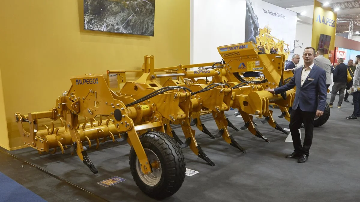 - Det er svært grej, alt sammen fremstillet af nyt svensk stål, siger Henrik Rytter, der på Agritechnica i Hannover viser denne helt nye Alpego U-plov med seks meters arbejdsbredde. 