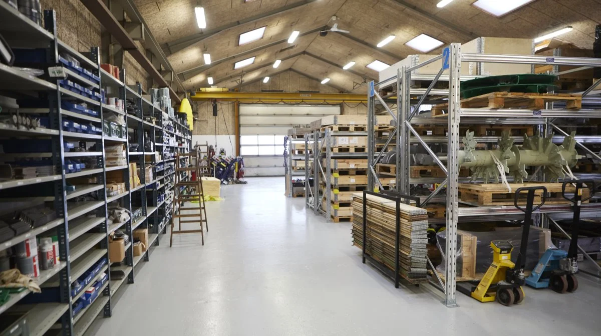 - Vi skal kunne stå ved kvaliteten, og i bund og grund er det sjovere at sælge sliddele end reservedele, pointerer Rytter-familien, der i de nye lokaler har fået god plads til den store lagerbeholdning.
