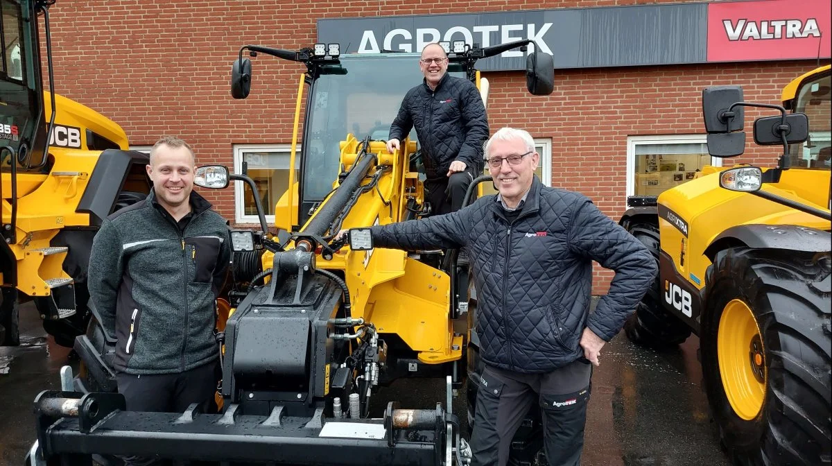 Produktspecialist Peter Møller (tv) fra JCB-importøren Brøns Group glæder sig til at vise de gule maskiner frem sammen med Ole Grøn (th) og Niels Vestergaard (bagerst) hos Agrotek i Hobro. Fotos: Christian Carus