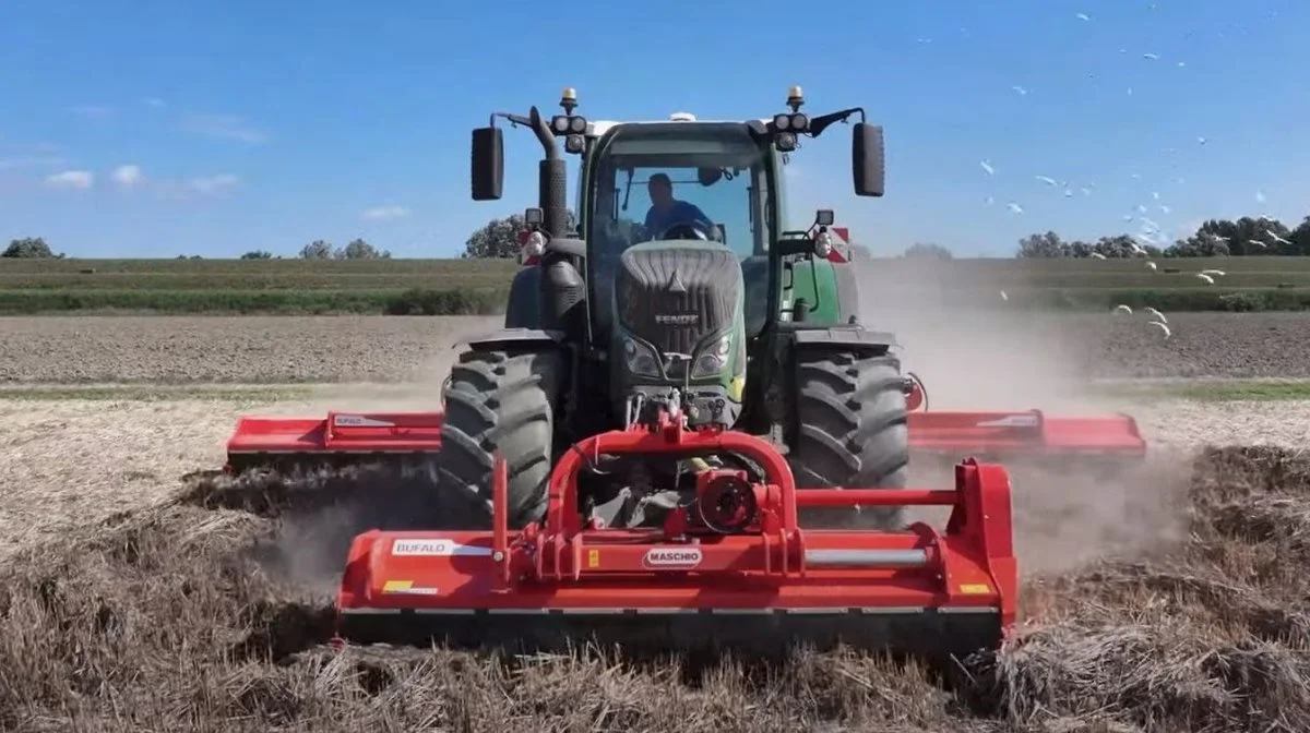 Maschio Gaspardo Delta baserer sig på de velkendte Bufalo-slagleklippere, som her ses i frontliften. Klip fra præsentationsfilm