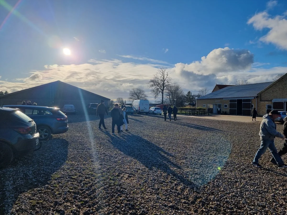Solen skinnede på gæsterne, som havde mulighed for at se skolens dyr på Skolelandbruget Torntofte.