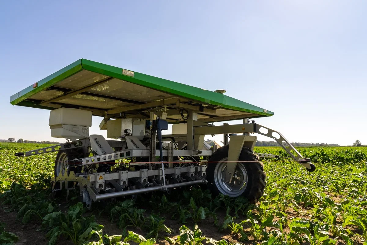 Farmdroids førerløse traktorer kan nu forene mekanisk og kemisk ukrudtsbekæmpelse.