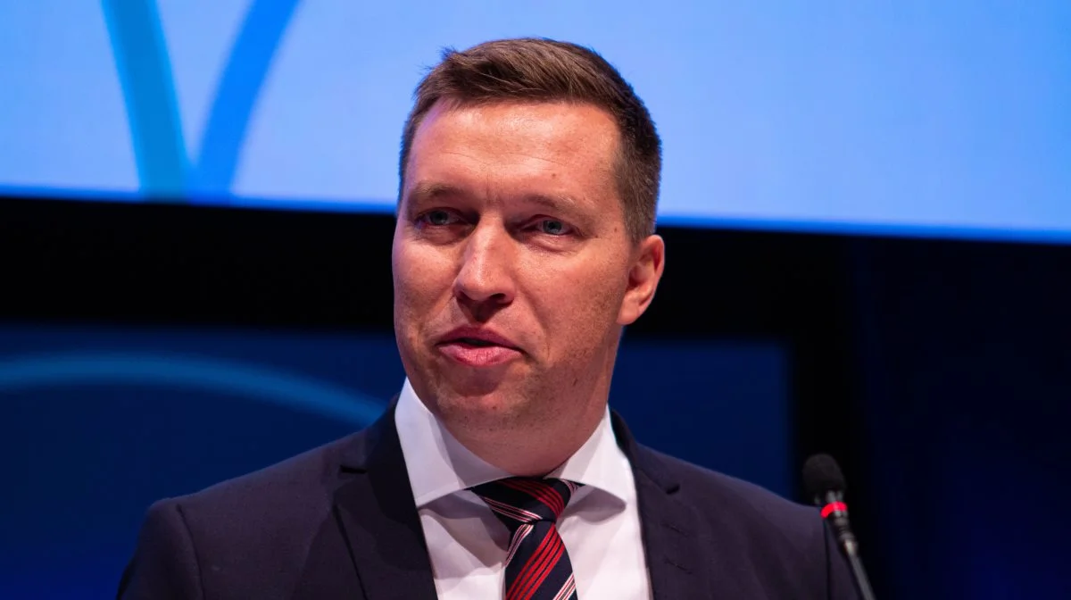 Der er lige nu 38.600 hektar lavbundsjord i proces til udtagning. 6000 hektar er konkret i gang. Men fordi der er en lang myndighedsproces, tager det i dag fire-seks år at udtage jordene.
- Derfor er vi rigtig glade for, at flere af partierne uden for regeringen har kæmpet for at få hastigheden op og give kommunerne de nødvendige ressourcer. Det understreger, at landmændene ikke kan udtage jordene hurtigere, end at projekterne kan sagsbehandles, siger Søren Søndergaard.