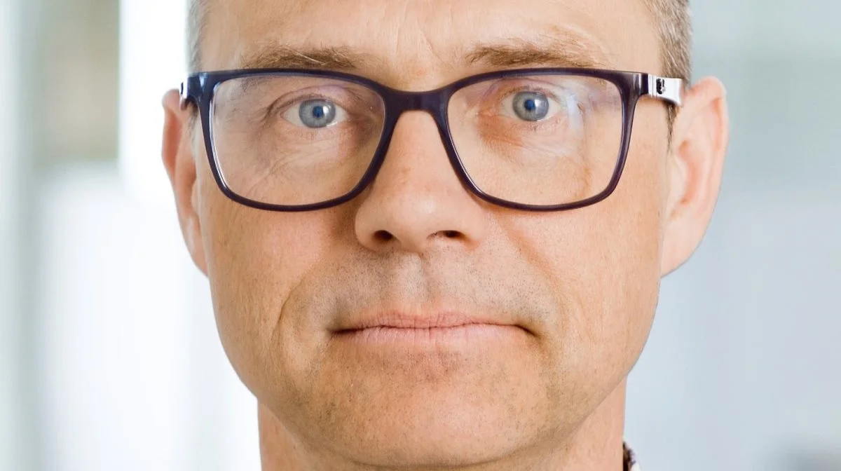 - 30 procent af vores areal skal være beskyttet natur i EU, så vi er på en eller anden måde nødt til at koncentrere vores fødevareproduktion på mindre plads, og her kunne mere vertikal dyrkning godt være svaret, siger lektor Michael Bom Frost.