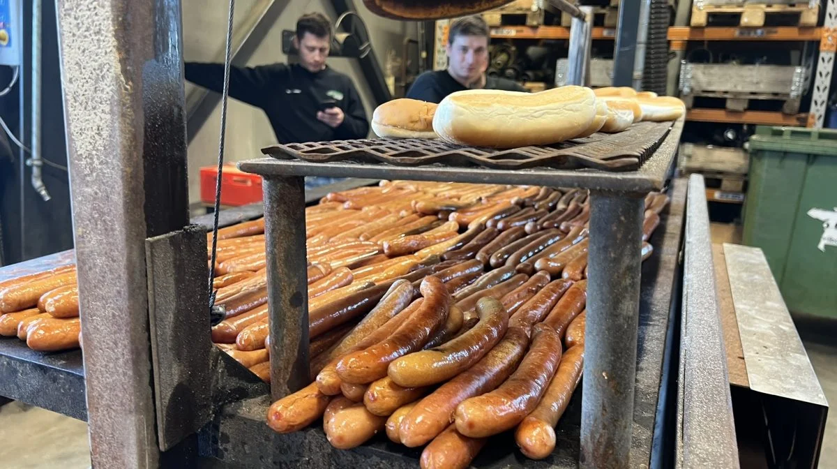 Der var naturligvis frankfurtere på grillen, men Samson Agrolize ville gerne give de besøgende noget mere hjem. 