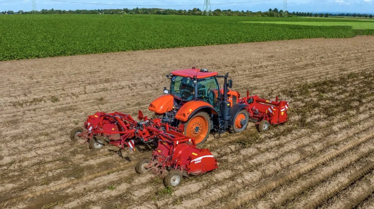 Grimme Toppa ses her i den otte-rækkede Butterfly-version, som ved tilvalg af automatisk rækkestyring også kan anvendes i marker, der er lagt med en fire-rækket lægger. Foto: Grimme