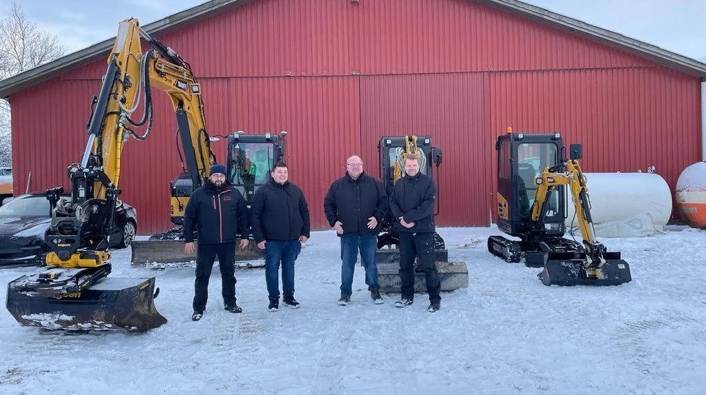 Glæde over den nye aftale hos fra venstre: Søren D. Thøgersen og Mogens Poulsen fra M. Poulsen/Løma sammen med Thomas Nielsen og Anders Hansen fra FMR Maskiner.