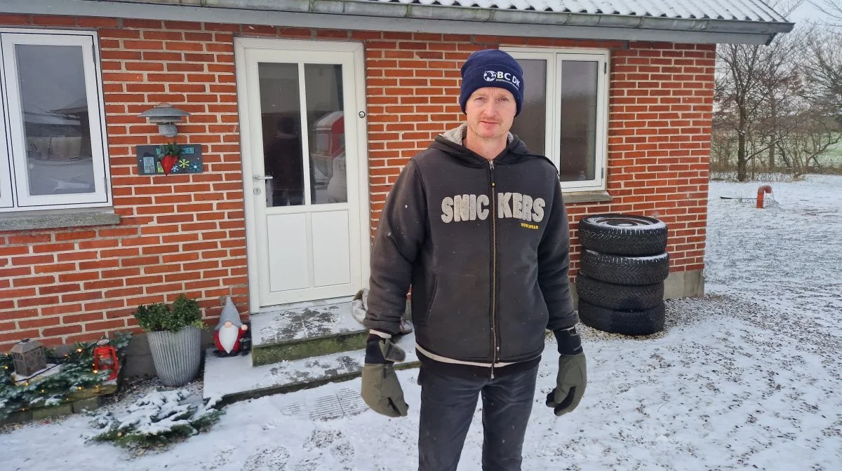 Stijn Jilesen måtte opgive at høste 60 hektar græs i år på grund af bæverens hærgen i nærheden af de 180 hektar jord, han dyrker grovfoder på. Fotos: Henning K. Andersen